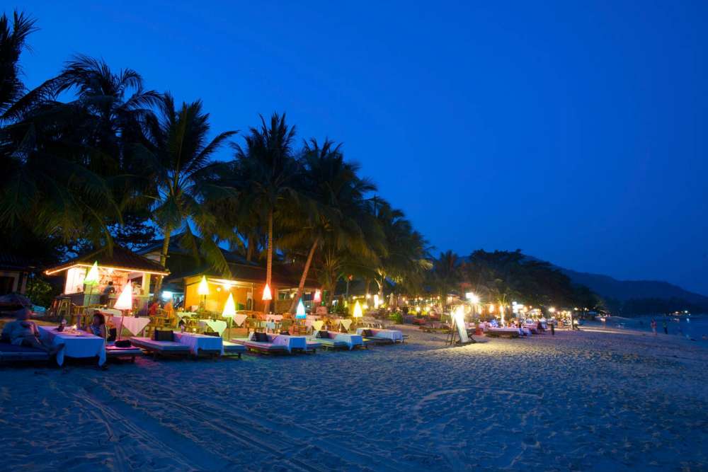 La plage de Lamai sur l'île de Koh Samui la nuit
